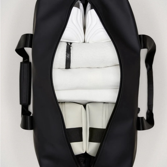 Rains Trail Green Gym Bag. NWT - Picture 2 of 5